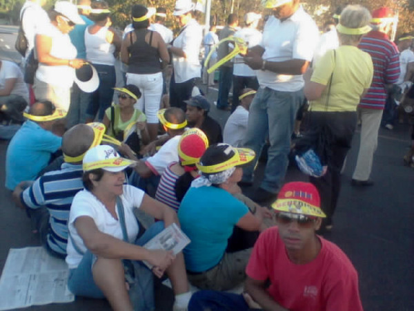 Cubanos en la Plaza en la Santa Misa - 02