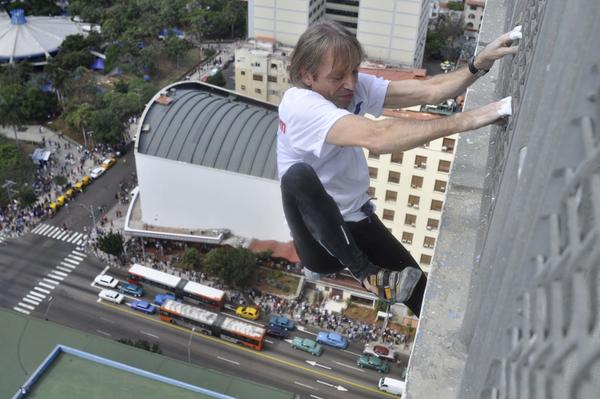 Hombre Araña escaló el Habana Libre 01