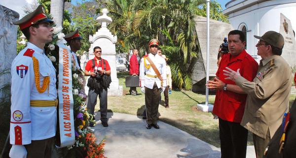 Chávez en el Panteón a los caídos en la lucha revolucionaria cubana