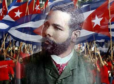 Antonio Maceo con banderas de fondo