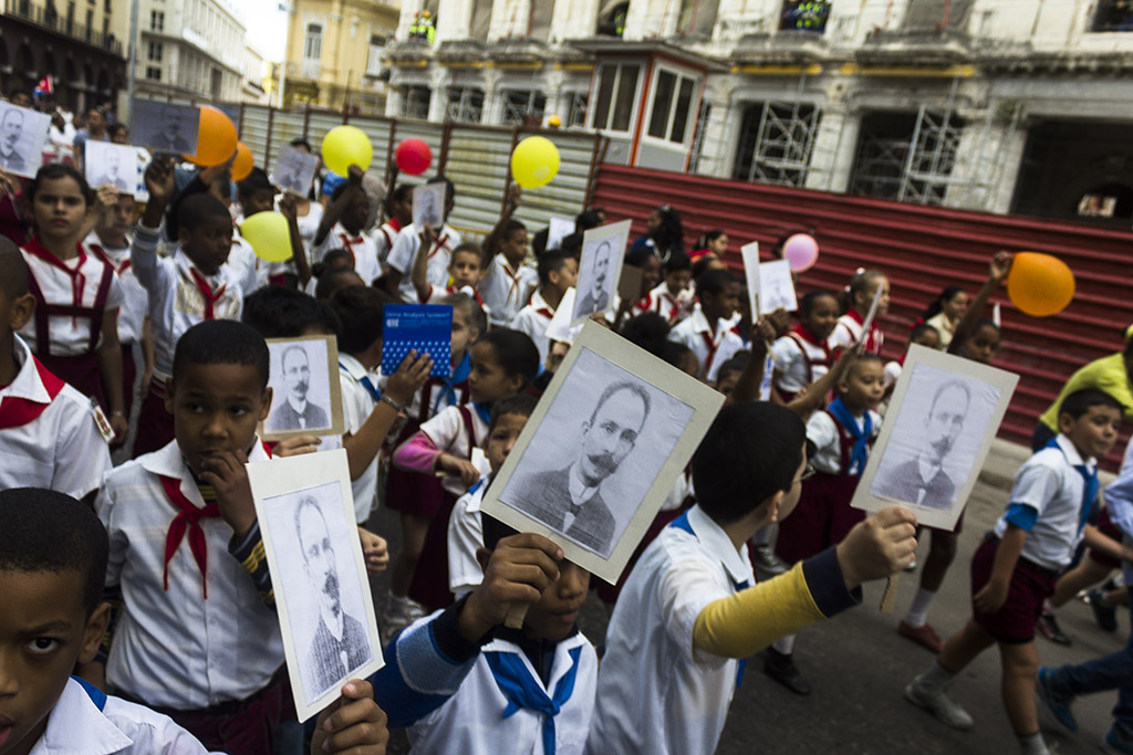Homenaje de los pioneros a José Martí 10
