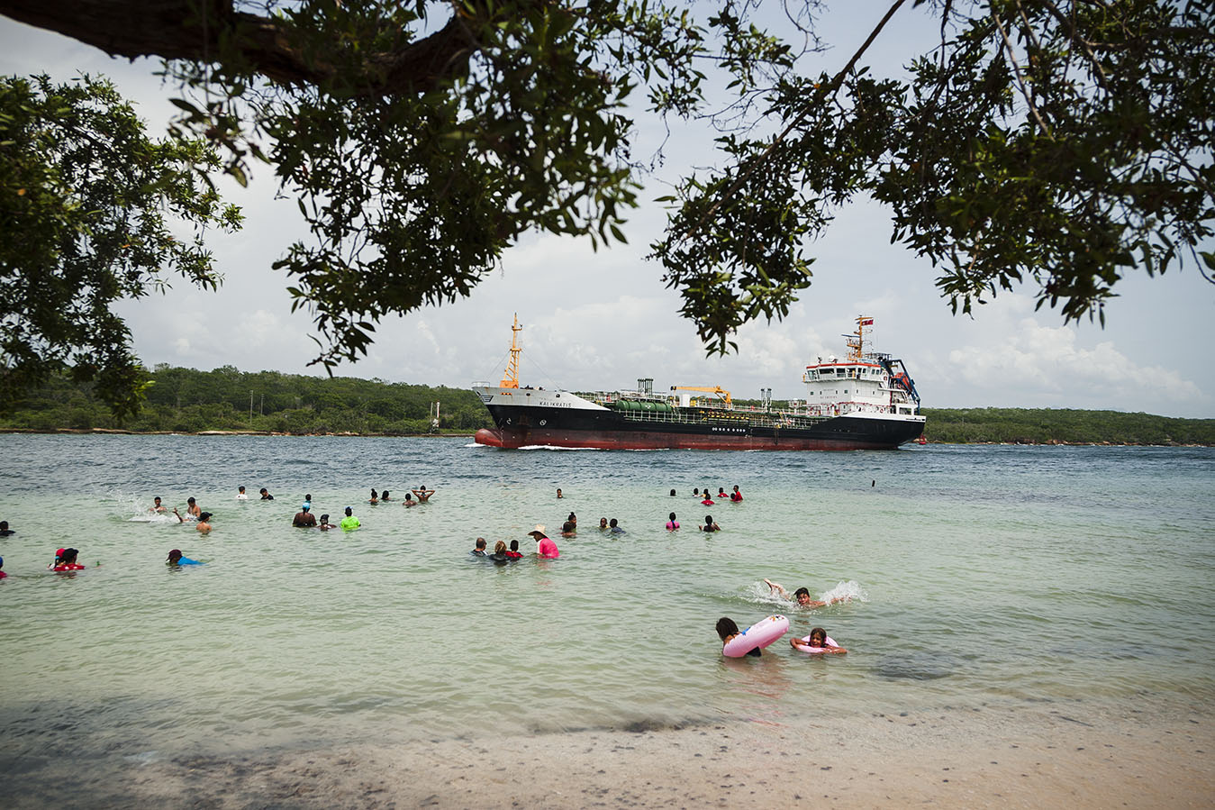 Barco entrando a la Bahía de Cienfuegos