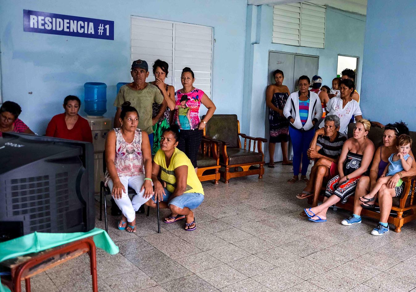 El Personal protegido en el centro de evacuación en la Universidad de Ciencias Doctor Solio Marinello, en Las Tunas, se mantiene actualizado del acontecer sobre el evento meteorológico Huracán Irma, 8 de septiembre de 2017.