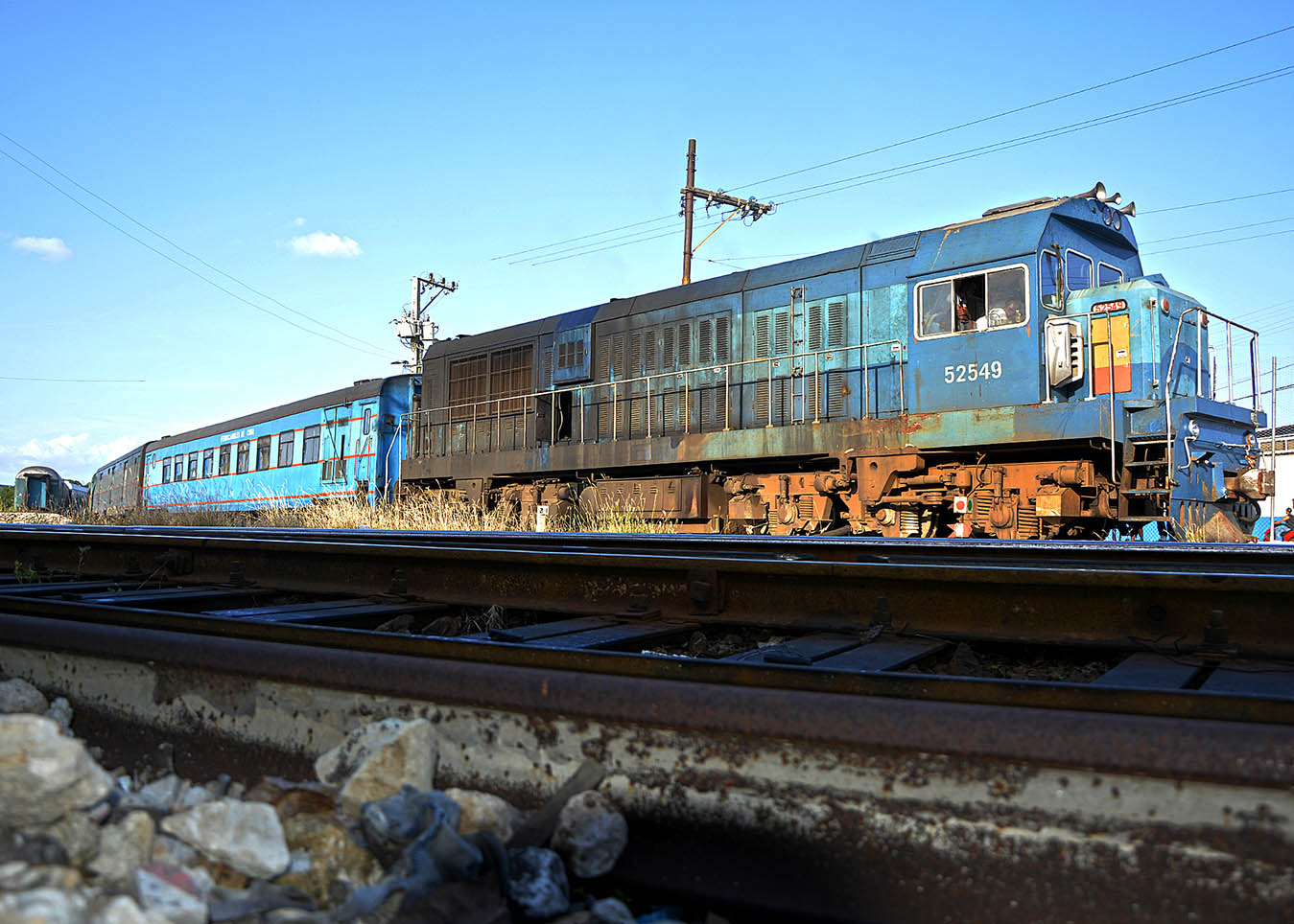 Un tren es un vehículo compuesto por una serie de vagones o coches, acoplados entre sí y remolcados por una locomotora.