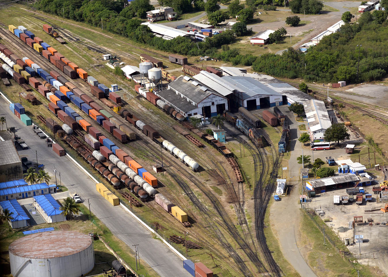 El tren, con sus casi incontables vagones, se distingue de todos los medios de transporte existentes, siendo el más económico para las largas distancias.