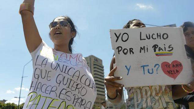 Venezuela-credenciales-periodistas-CNN-FotoAFP_MEDIMA20140221_0142_25