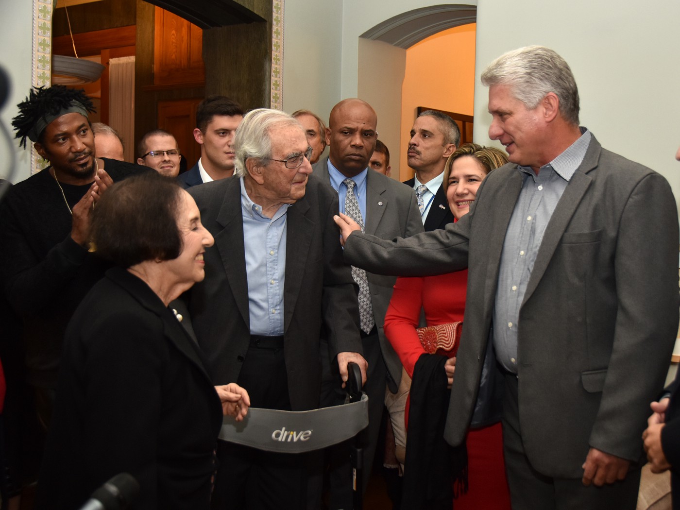 Encuentro con artistas e intelectuales en el edificio Dakota. Encuentro con artistas e intelectuales en el edificio Dakota.