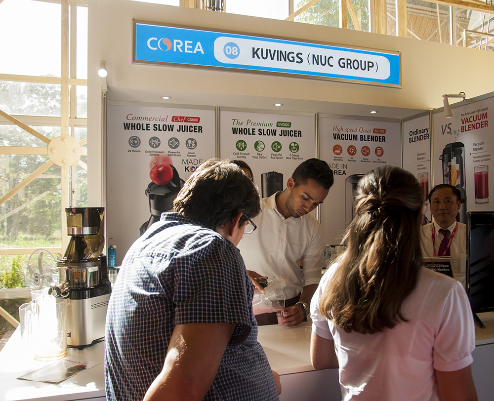 Presentación de equipos electrodomésticos en stand de Corea