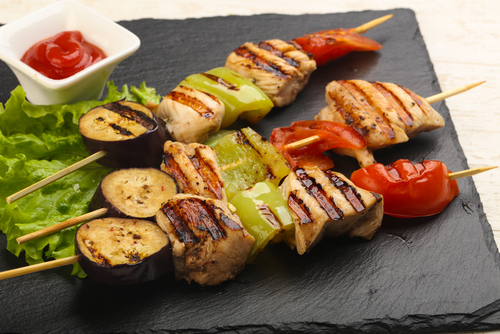 Pollo-brochetas-pimiento-tomate