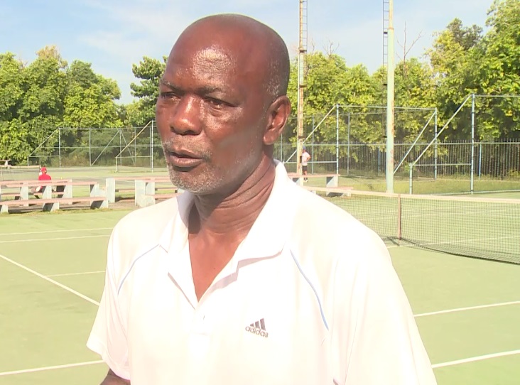 Wilfredo Henry-Tenis de campo