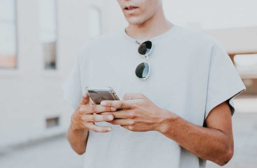 Twitter-person-tweeting