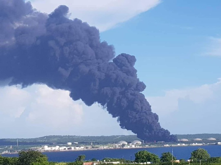 Nube de humo en Zona Industrial de Matanzas