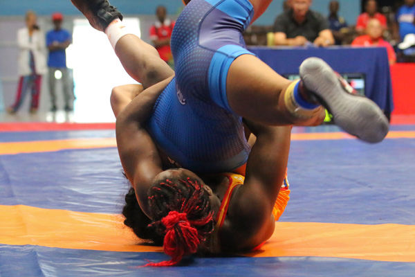 Combate entre Ángela Álvarez y Yainelis Sanz, en los 57 kg