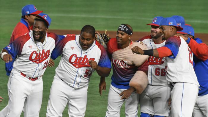 Parte del equipo en el juego Cuba vs  Estados Unidos-CMB