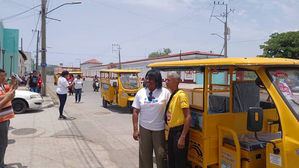 Triciclos eléctricos en Santiago de Cuba