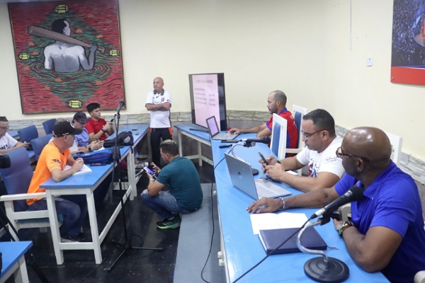 Intercambio entre la Comisión Nacional de Beisbol y la prensa especializada en el Estadio Latinoamericano.