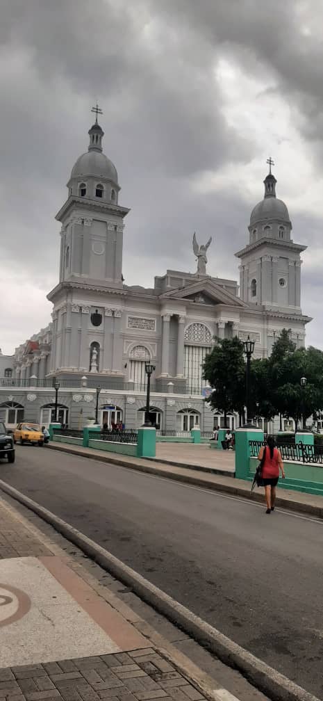 La catedral santiaguera con sus calles aledañas totalmente secas al mediodía de hoy