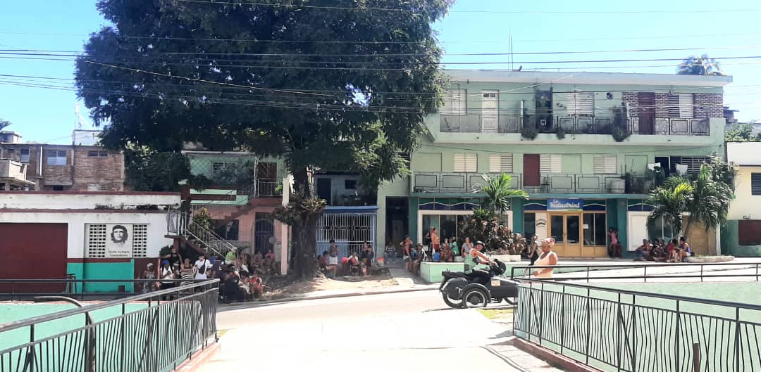 Vecinos del 12 plantas de Trocha sentados frente al edificio después de los dos grandes sismos de hoy