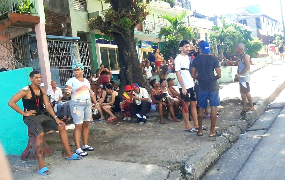 Vecinos del 12 plantas de Trocha sentados frente al edificio después de los dos grandes sismos de hoy