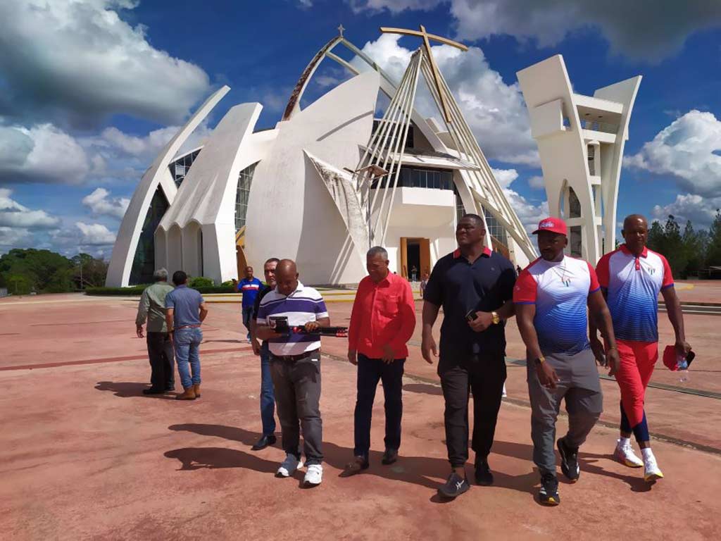 Muní pío dominicano Bayaguana honró a luchador cubano Mijaín López