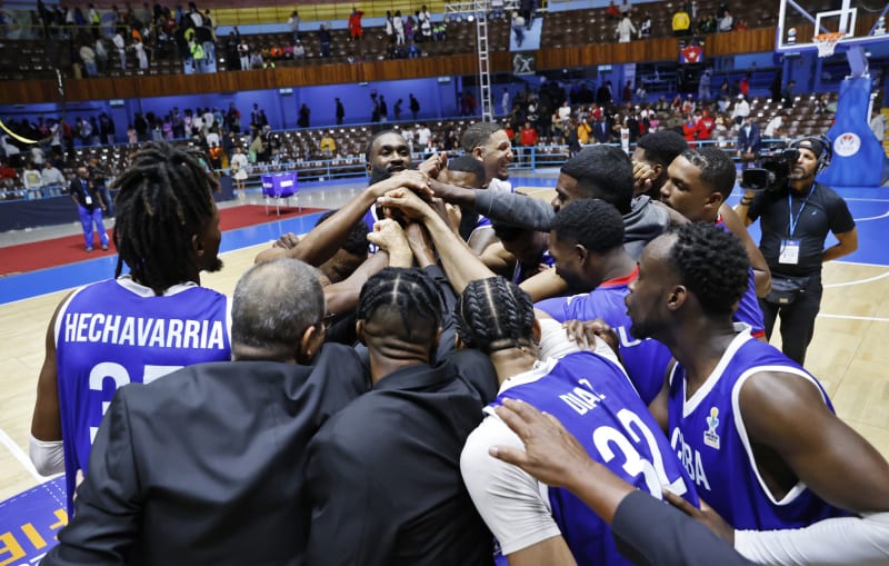 Los cubanos festejan en triunfo contra Bahamas.