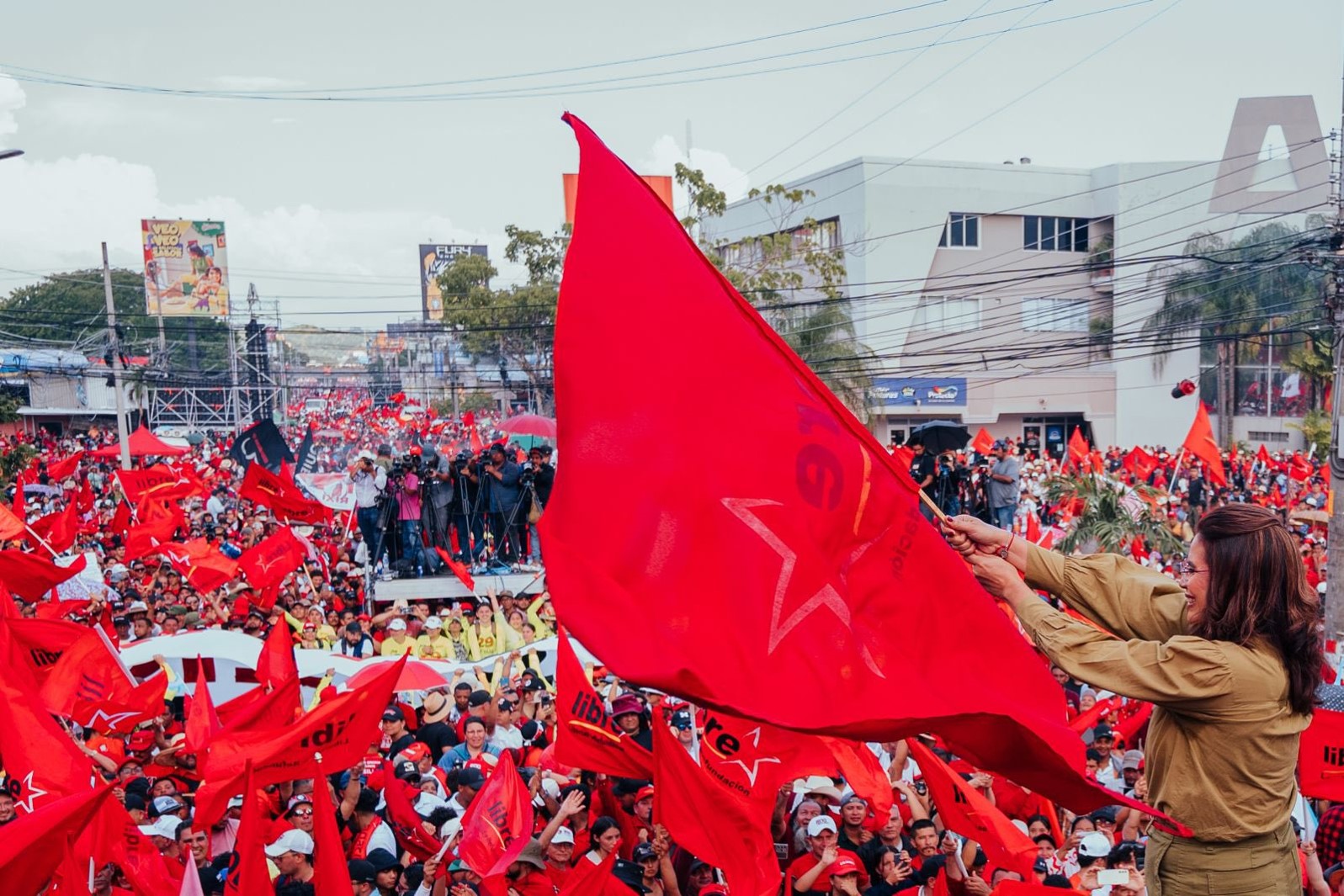 Movilización masiva en la ciudad de San Pedro Sula respalda la candidatura de Rixi Moncada. Foto: Tomada de @RixiPresidenta en X Movilización masiva en la ciudad de San Pedro Sula respalda la candidatura de Rixi Moncada. Foto: Tomada de @RixiPresidenta en X