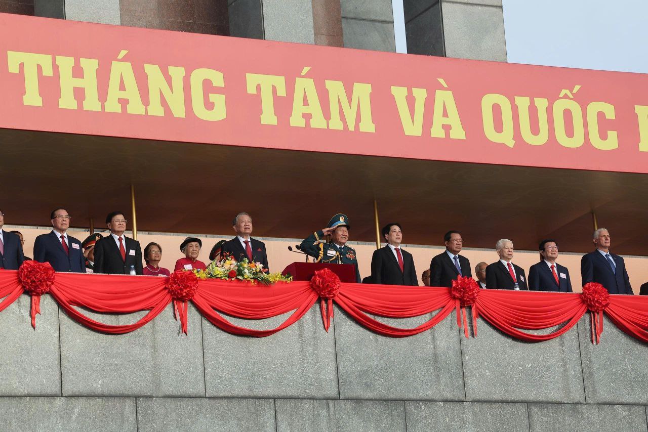 El presidente Miguel Díaz-Canel Bermúdez participó en el impresionante desfile por el 80 aniversario de la Revolución de Agosto y el Día Nacional de Vietnam, el que calificó luego como bello, patriótico, que mostró el legado de su independencia y la unida El presidente Miguel Díaz-Canel Bermúdez participó en el impresionante desfile por el 80 aniversario de la Revolución de Agosto y el Día Nacional de Vietnam, el que calificó luego como bello, patriótico, que mostró el legado de su independencia y la unida