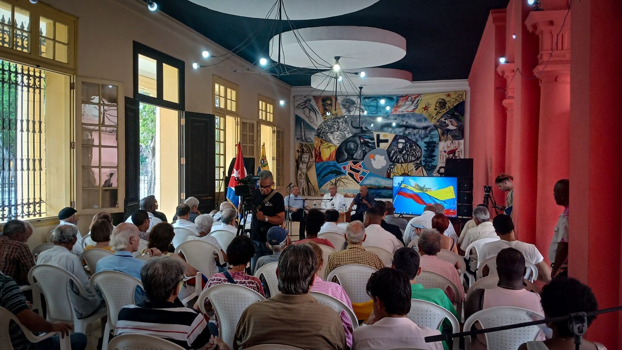 Espacio de Pensamiento: “Venezuela bajo el asedio imperial: riesgos para América Latina y el Caribe como zona de paz”. Foto: Tomada de Casa Alba Habana / Facebook Espacio de Pensamiento: “Venezuela bajo el asedio imperial: riesgos para América Latina y el Caribe como zona de paz”. Foto: Tomada de Casa Alba Habana / Facebook