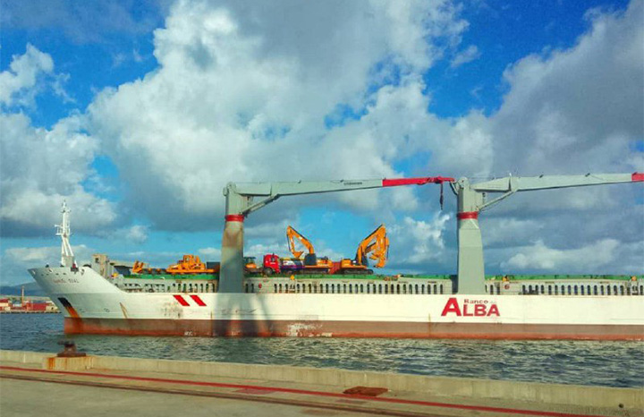 Buque Manuel Gual, procedente de Venezuela, en el puerto Guillermón Moncada de Santiago de Cuba. Foto: Indira Ferrer Alonso / ACN 