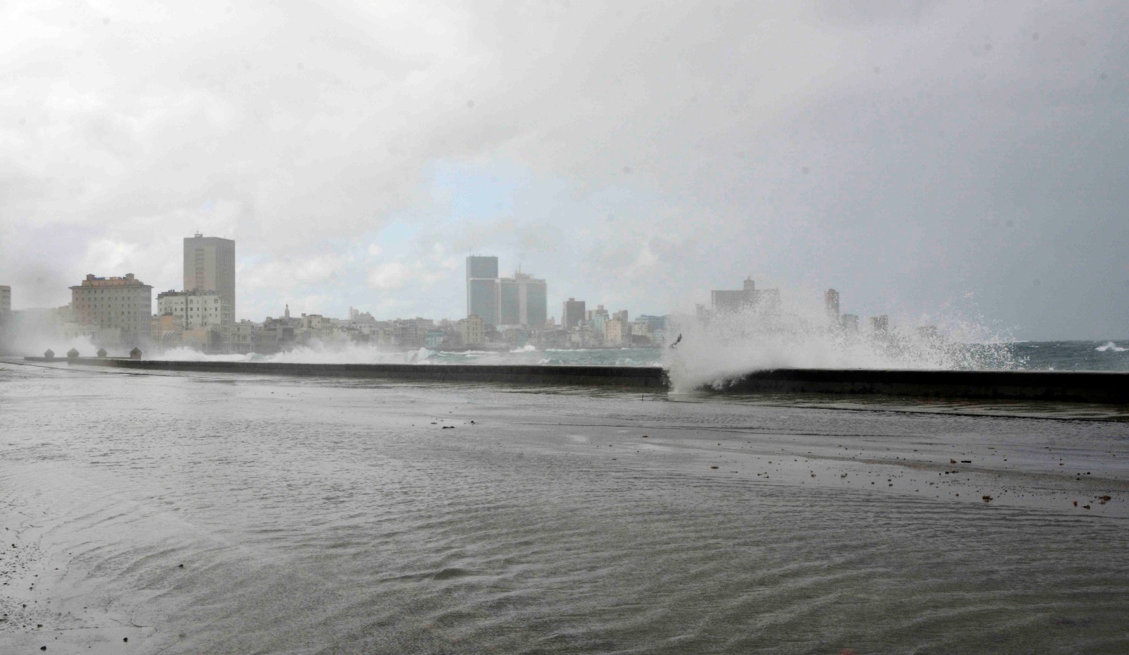 Inundaciones en el Malecón de La Habana