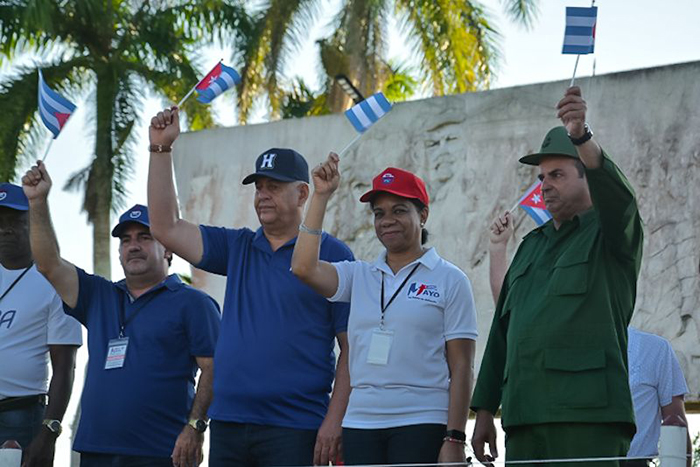 Desfile por el primero de mayo en Holguín