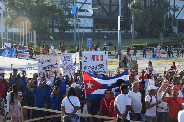 Desfile por el primero de mayo en Santiago de Cuba